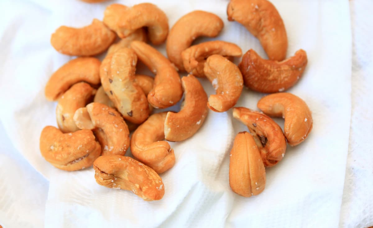 Cats eat outlet cashews